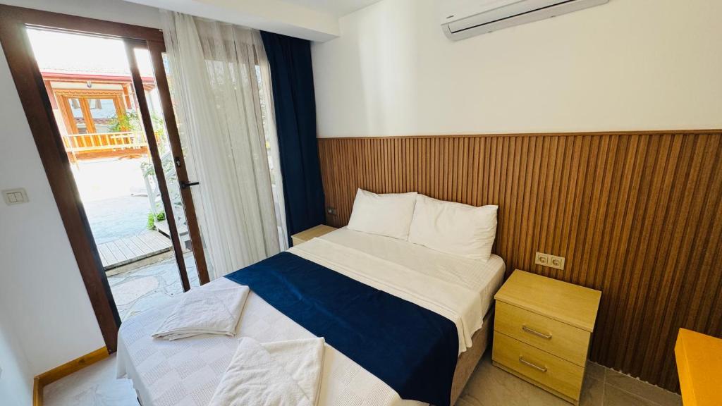 A bed or beds in a room at Tomsan Suites & Villas Akyaka