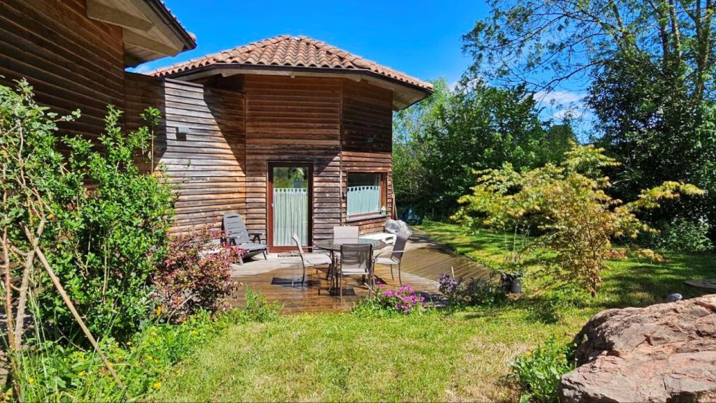 drewniany domek z patio i krzesłami na dziedzińcu w obiekcie Mini casa con jardín w mieście Mungia