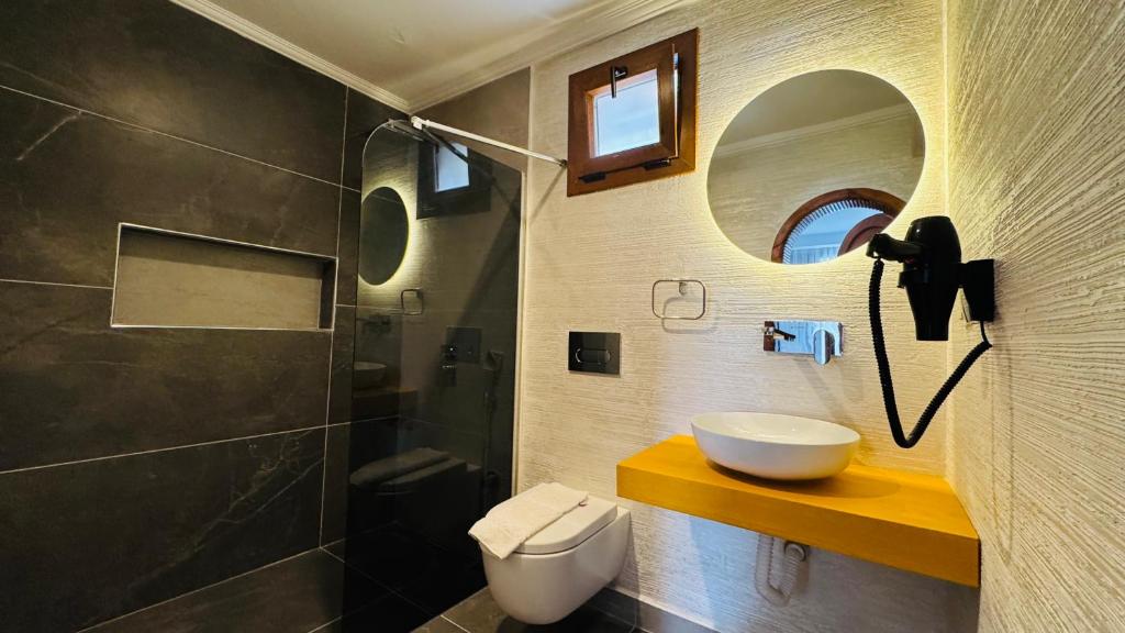 A bathroom at Tomsan Suites & Villas Akyaka