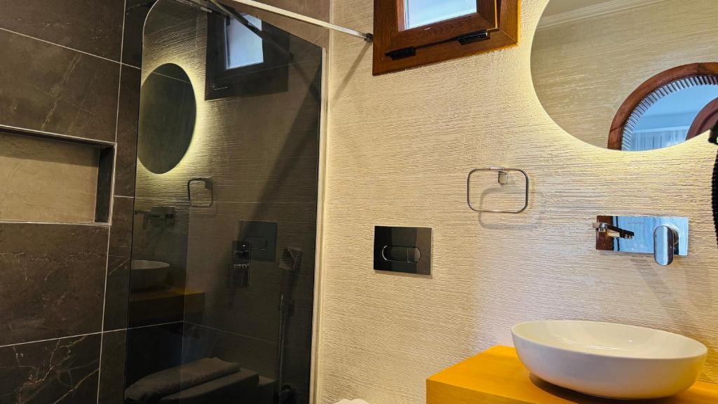A bathroom at Tomsan Suites & Villas Akyaka