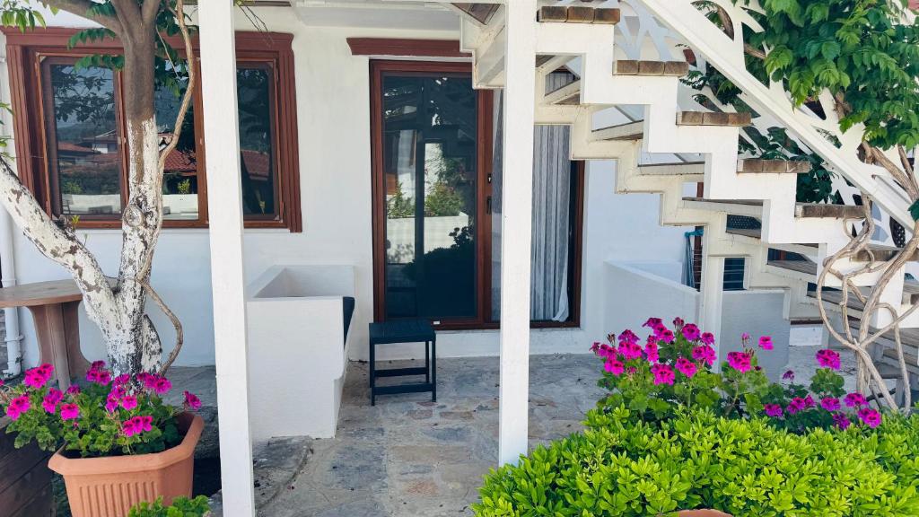 A garden outside Tomsan Suites & Villas Akyaka