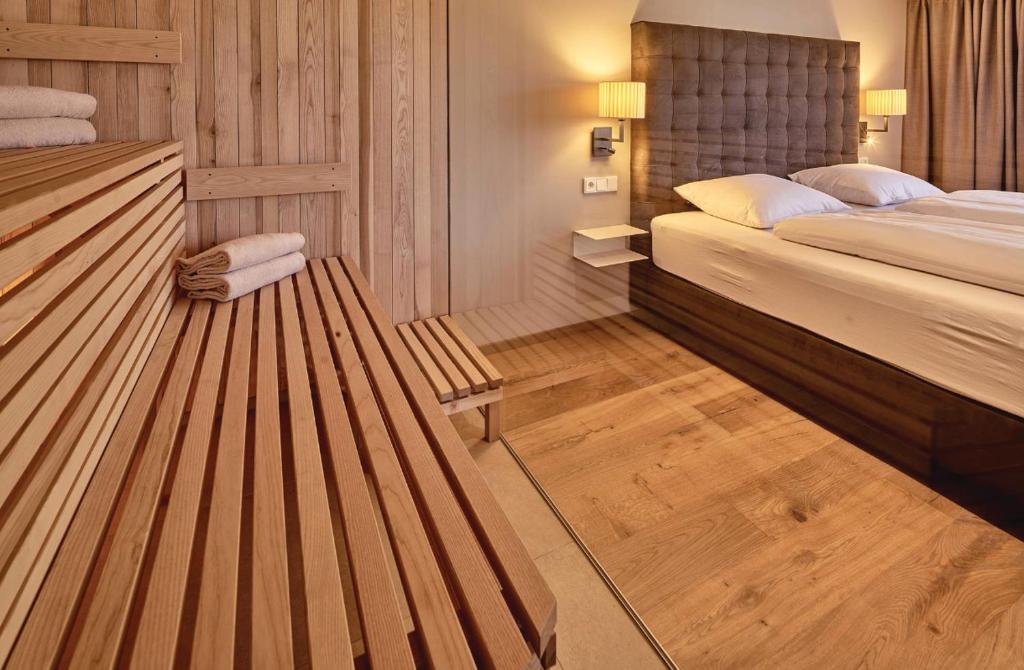 Postel nebo postele na pokoji v ubytování Staufen Chalets am Schlossberg