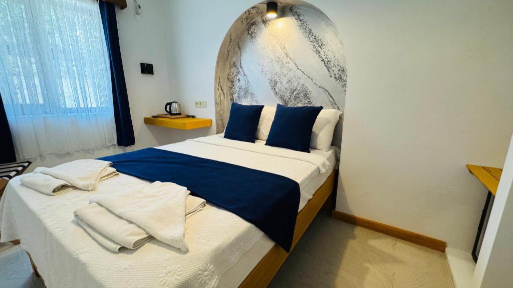 A bed or beds in a room at Tomsan Suites & Villas Akyaka
