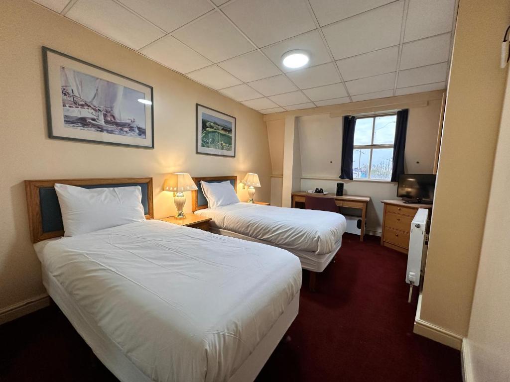 
Twin Room with Shared Bathroom
