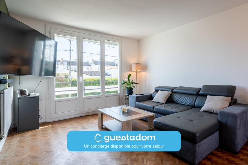 un salon avec un canapé et une table dans l'établissement Le Théodora - Balcon - Jardin - Parking, au Mans