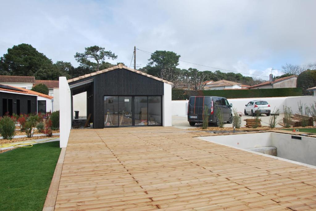 Tòa nhà nơi khách sạn căn hộ tọa lạc