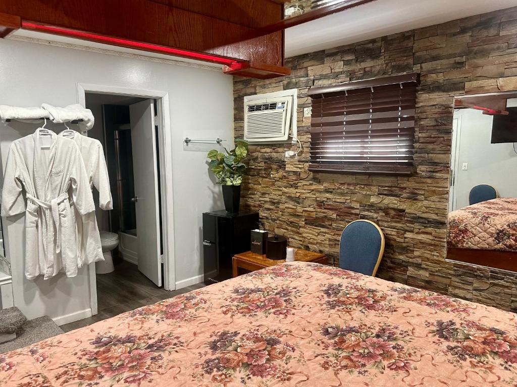 Postel nebo postele na pokoji v ubytování Des Plaines Motel By OYO O'Hare Airport Chicago