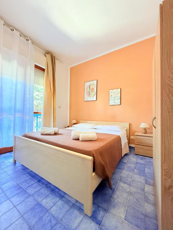 sypialnia z dużym łóżkiem i pomarańczowymi ścianami w obiekcie Nido Colorato B&B w mieście Fontane Bianche
