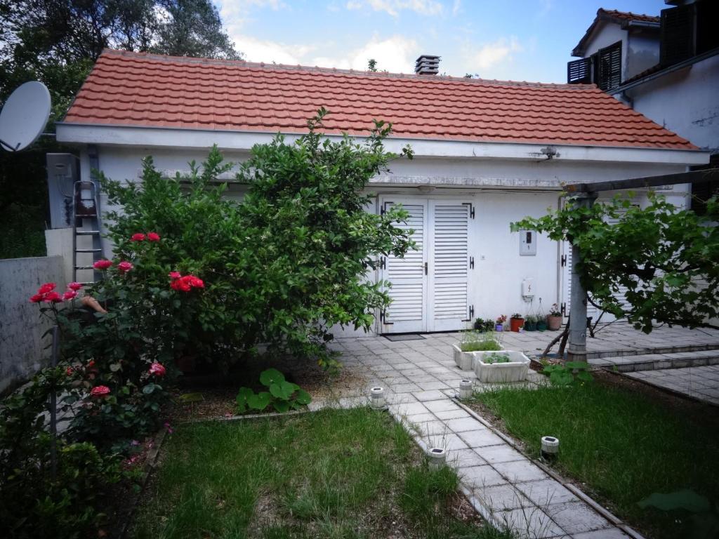 Κήπος έξω από το Cute studio with garden and terrace,by the sea