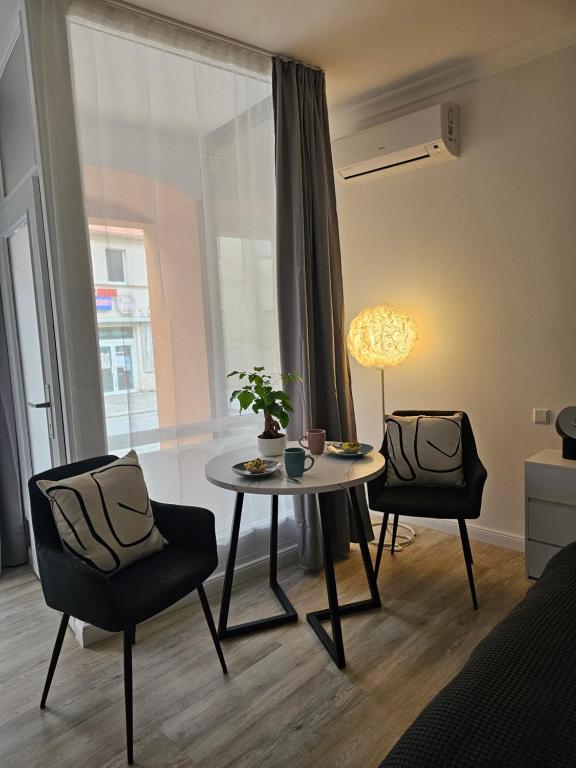 a living room with a table and two chairs at Ferienwohnung an der Alten Posthalterei in Bautzen