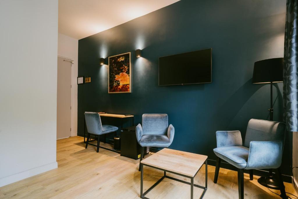 TV a/nebo společenská místnost v ubytování Hotel L'eau Vive