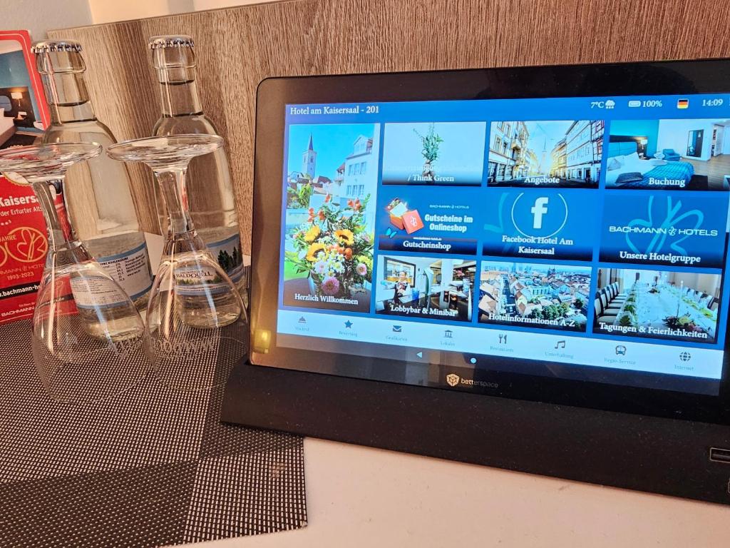 Televiisor ja/või meelelahutuskeskus majutusasutuses Hotel Am Kaisersaal
