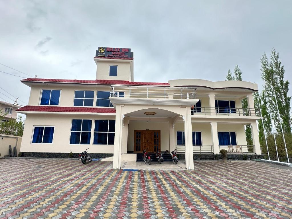 Casa blanca grande con entrada grande en Relax Inn Skardu, en Skardu