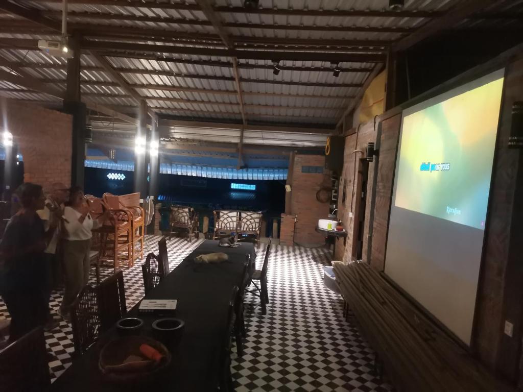 TV a/nebo společenská místnost v ubytování Bar Ang Guesthouse