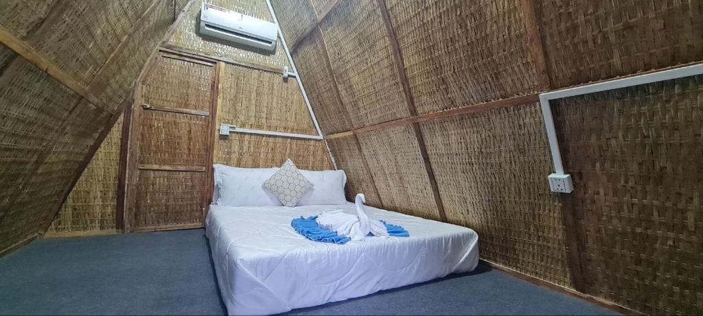 Postel nebo postele na pokoji v ubytování Europe Enchanted Bungalow Koh Rong