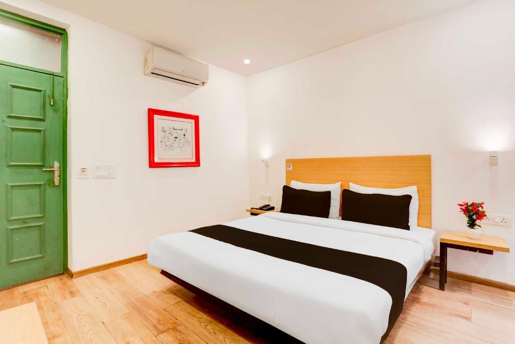 Postel nebo postele na pokoji v ubytování Collection O Sector 64 Near WorldMark Gurugram