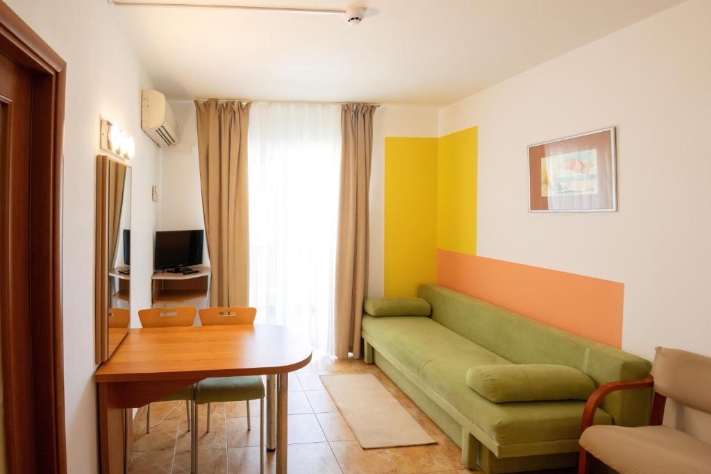 TV a/nebo společenská místnost v ubytování Complex Modern All Inclusive Mamaia