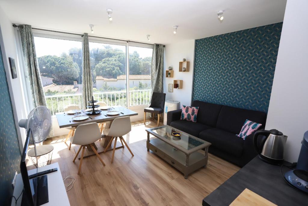 un salon avec un canapé et une table dans l'établissement Appart refait a neuf st Cyprien, à Saint-Cyprien