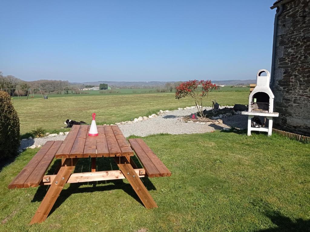 une table de pique-nique en bois avec un cône de signalisation dessus dans l'établissement Les Gîtes du Triskell, Gîte de l'AIR, à Sainte-Tréphine