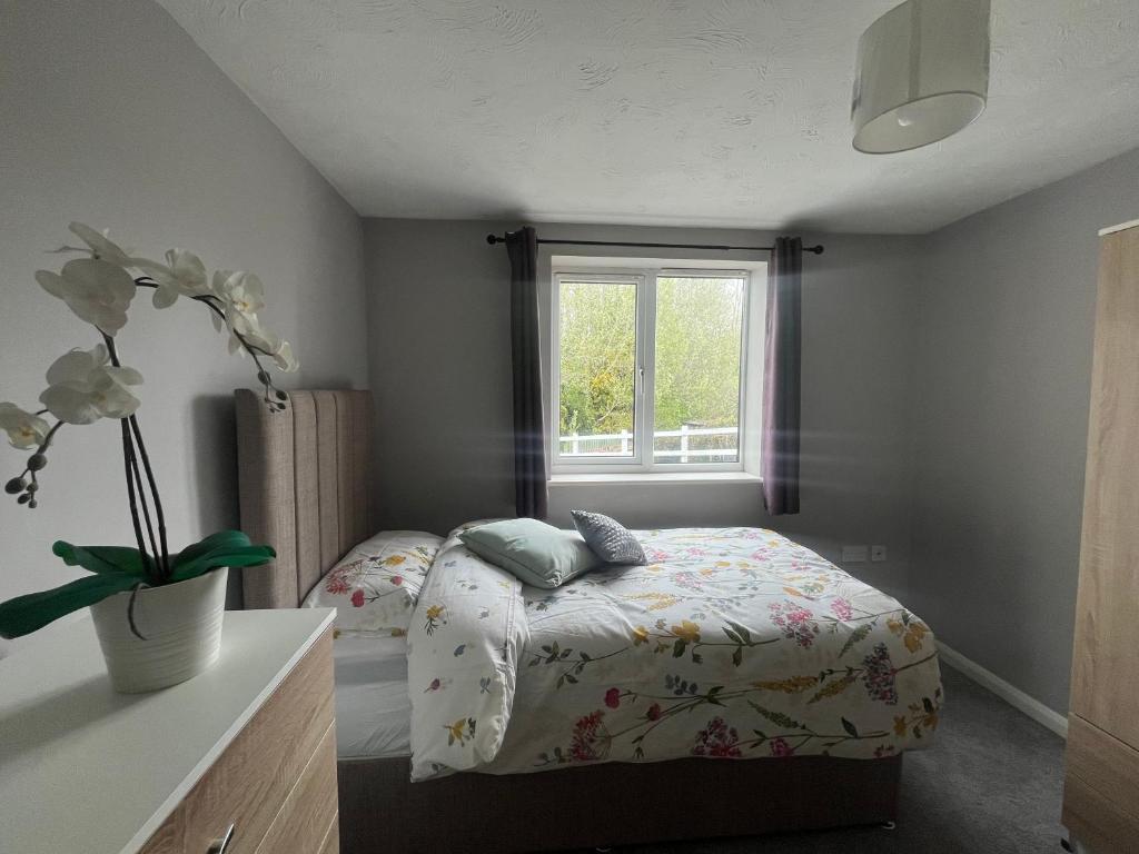 Una cama o camas en una habitación de Oberon's Rest - Spacious 2 Bed Home perfect for Contractors & Families near Shipley, Bradford