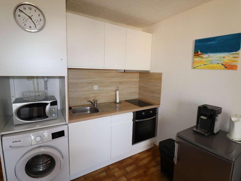 Kuchyňa alebo kuchynka v ubytovaní Studio Cabine 4 pers proche mer et commerces - FR-1-307-208