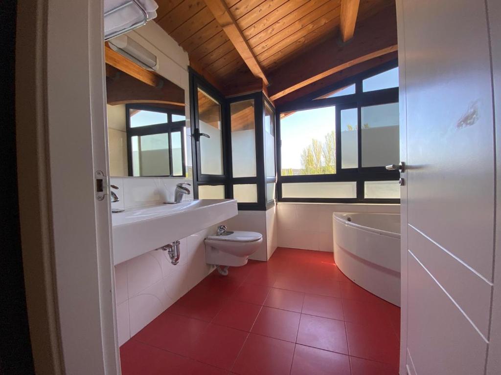 Koupelna v ubytování RoomRural Hotel Iru-Bide