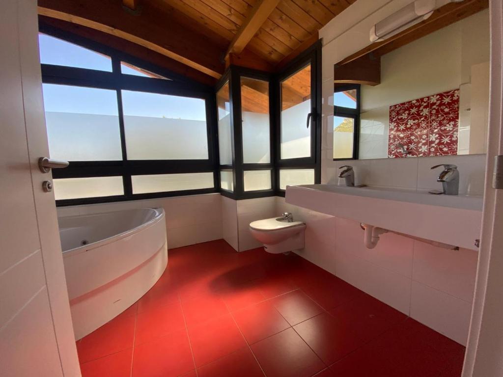 Koupelna v ubytování RoomRural Hotel Iru-Bide