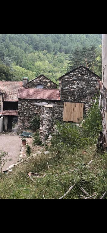 une ancienne maison en pierre au milieu d'un champ dans l'établissement Mas de La Pauline, à Sénéchas