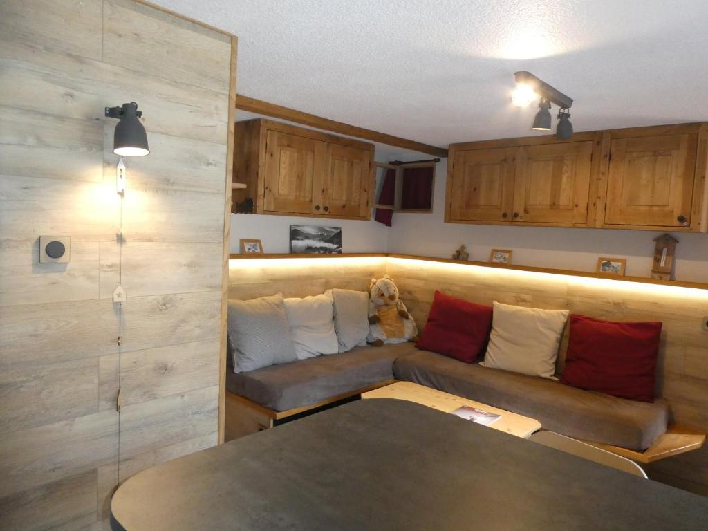 un salon avec un canapé et une table dans l'établissement Centre Valloire - 3 Pièces, à Valloire