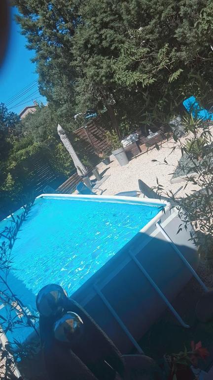 Bazén v ubytování Petit coin de paradis nebo v jeho okolí