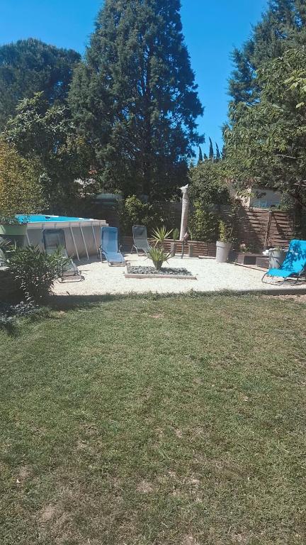 Bazén v ubytování Petit coin de paradis nebo v jeho okolí