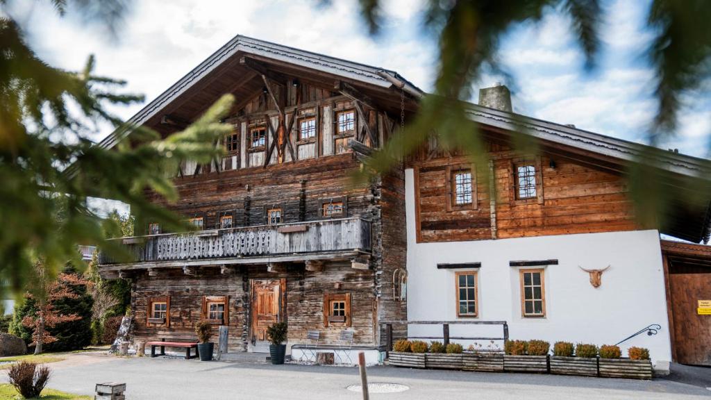 um grande edifício de madeira com uma varanda em Apartment Kracherlemoos em Seefeld in Tirol
