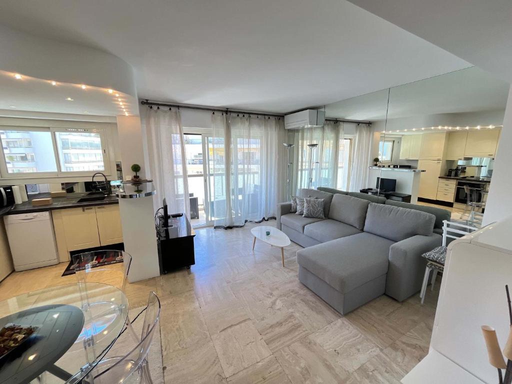 un salon avec un canapé et une cuisine dans l'établissement B009 Superbe au centre a proximite de la Croisette, à Cannes