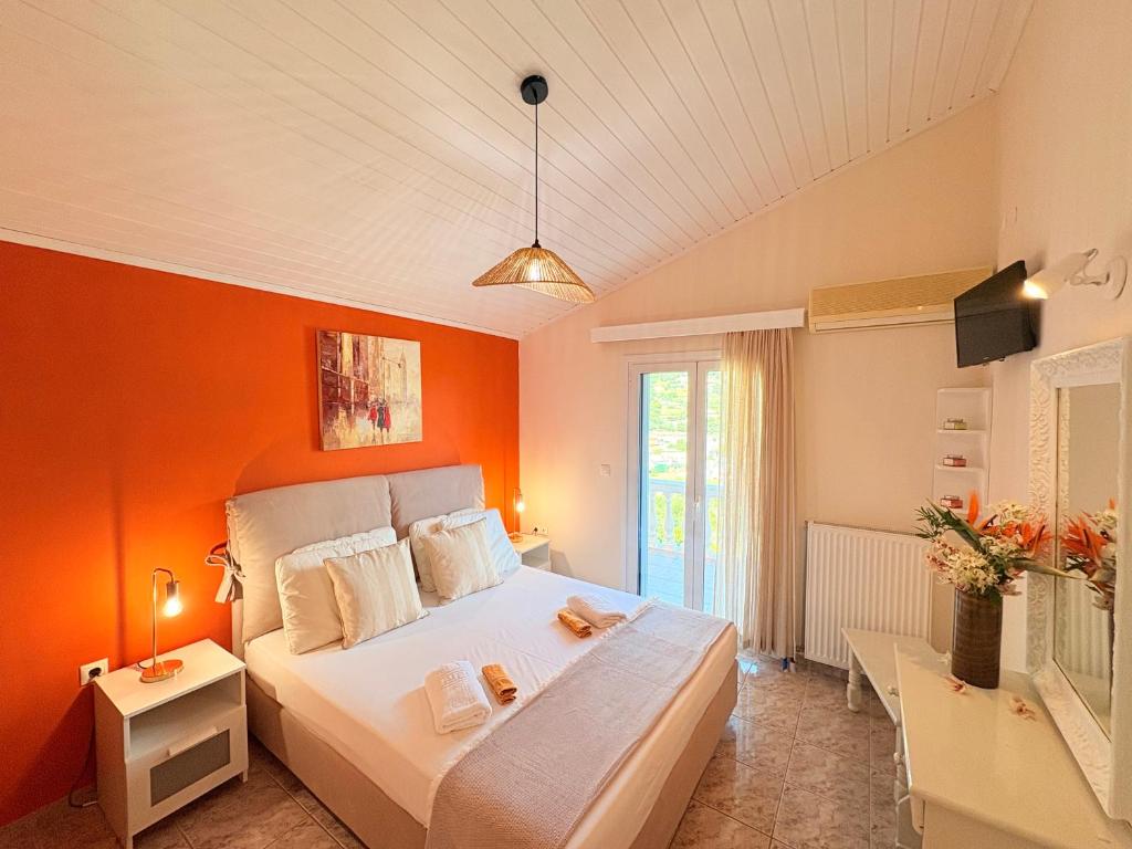 Postel nebo postele na pokoji v ubytování Myrtos Hotel