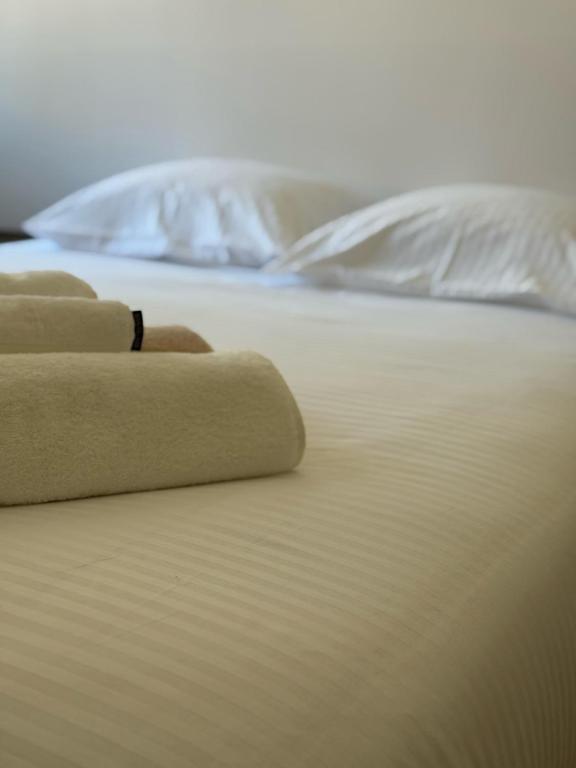 - la fermeture d'un lit avec serviettes dans l'établissement La Suquette cosy 3 pieces, à Cannes