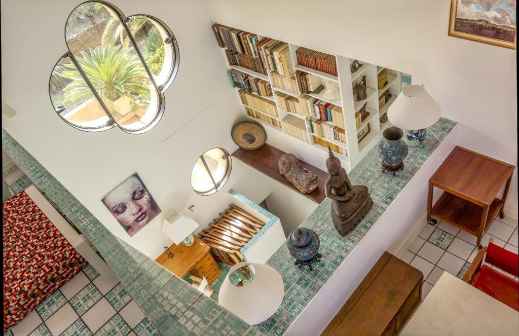 - une vue de tête sur un salon avec un miroir dans l'établissement Porquerolles Island architectural seaview, à Hyères