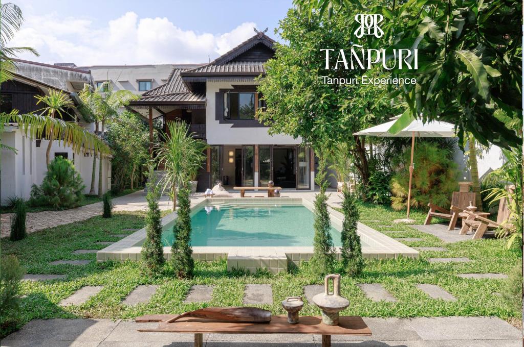una villa con piscina di fronte a una casa di Private Pool, 8-Bedroom, Old Town, Entire Estate - TANPURI Thapea - Prime Location a Chiang Mai