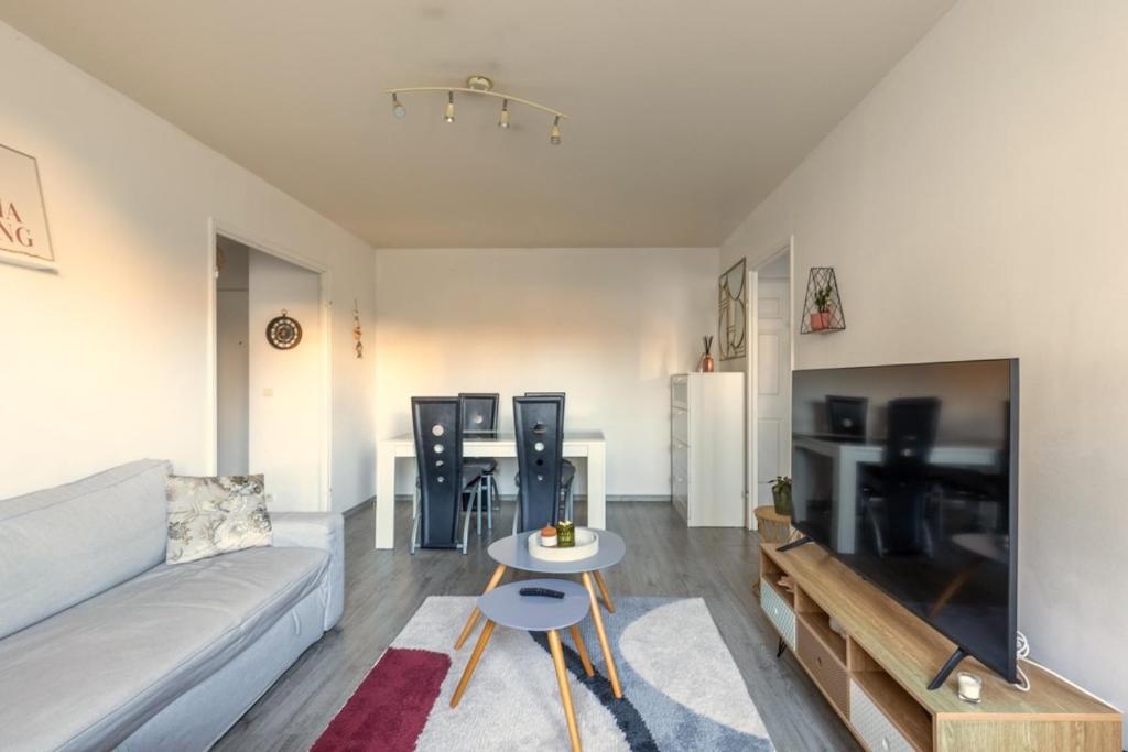 un salon avec un canapé et une table dans l'établissement 14-Le T2 de Shirley, à Montévrain