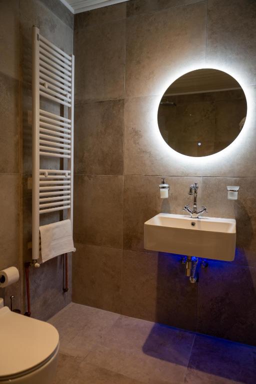 Koupelna v ubytování New Helvetia Hotel