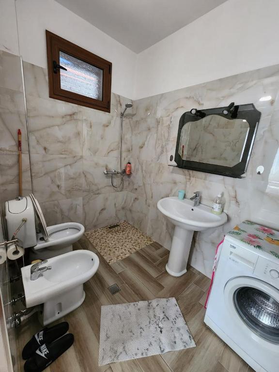 Koupelna v ubytování Private room on a shared apartament near Durres beach