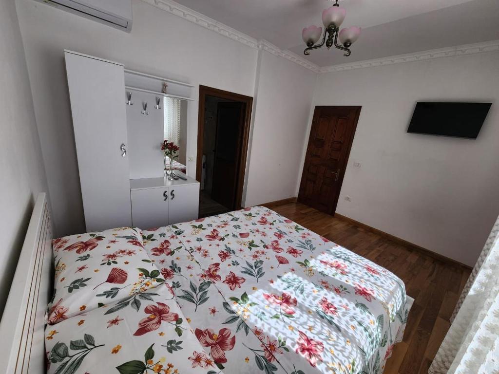 Postel nebo postele na pokoji v ubytování Private room on a shared apartament near Durres beach