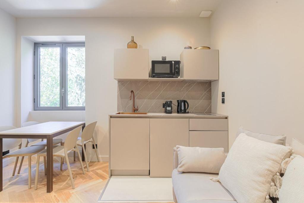 Kuchyň nebo kuchyňský kout v ubytování Appartement moderne et confortable , Ecully