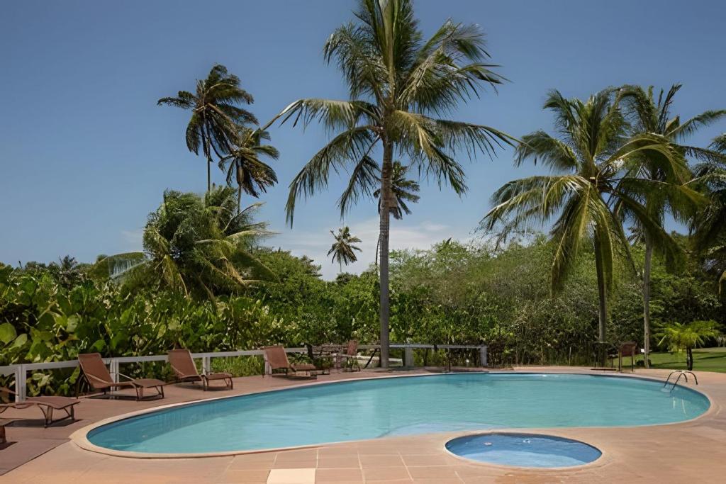 Swimmingpoolen hos eller tæt på em frente à PRAIA de Taperapuan; piscina; 1 quarto; WiFi 300 mbs; Estacionamento Gratuito 1 veículo