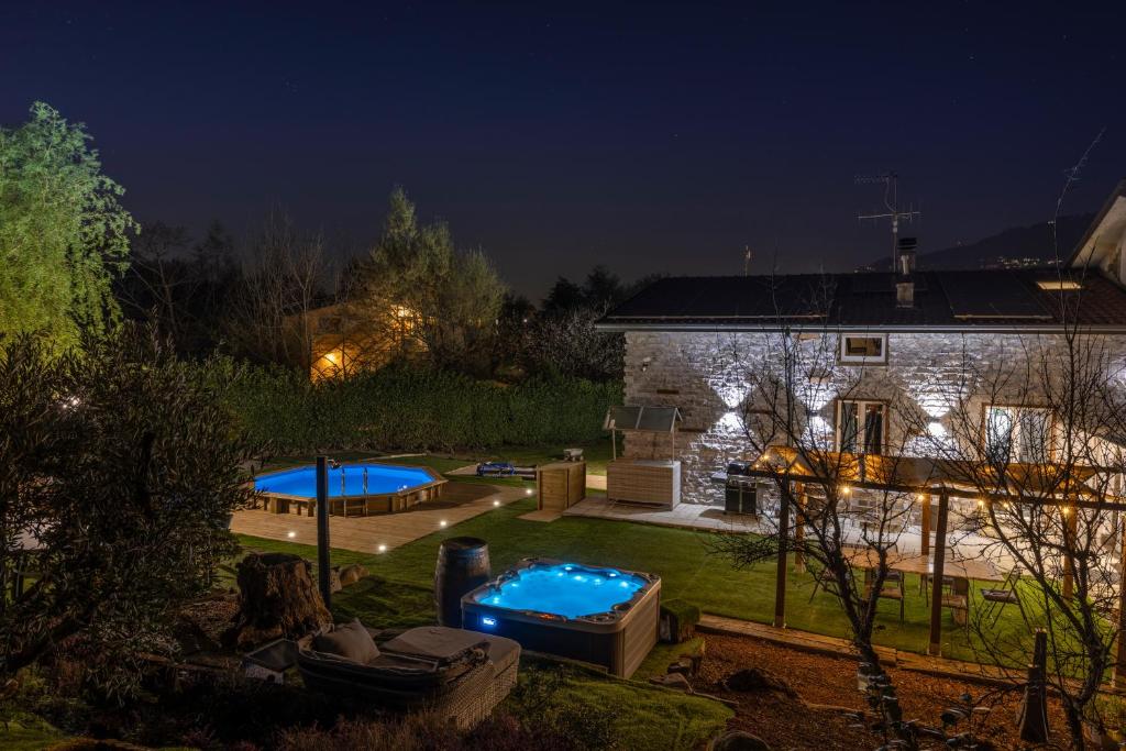 Bazén v ubytování k10 Luxury House, Pool, Jacuzzi, Gym, Private Garden nebo v jeho okolí