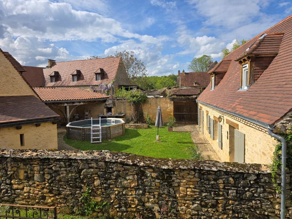 - une vue aérienne sur une cour dotée d'un mur en pierre dans l'établissement La Maison De Jade, à Meyrals