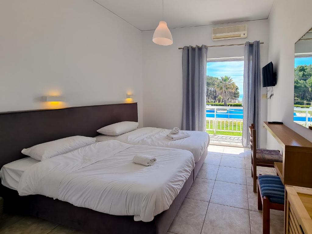 Postel nebo postele na pokoji v ubytování Glyfa Beach Hotel