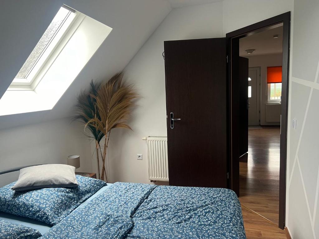 ein Schlafzimmer mit einem Bett und einem Fenster in der Unterkunft Ferienwohnungen AugenBlick 2 Naumburg in Naumburg