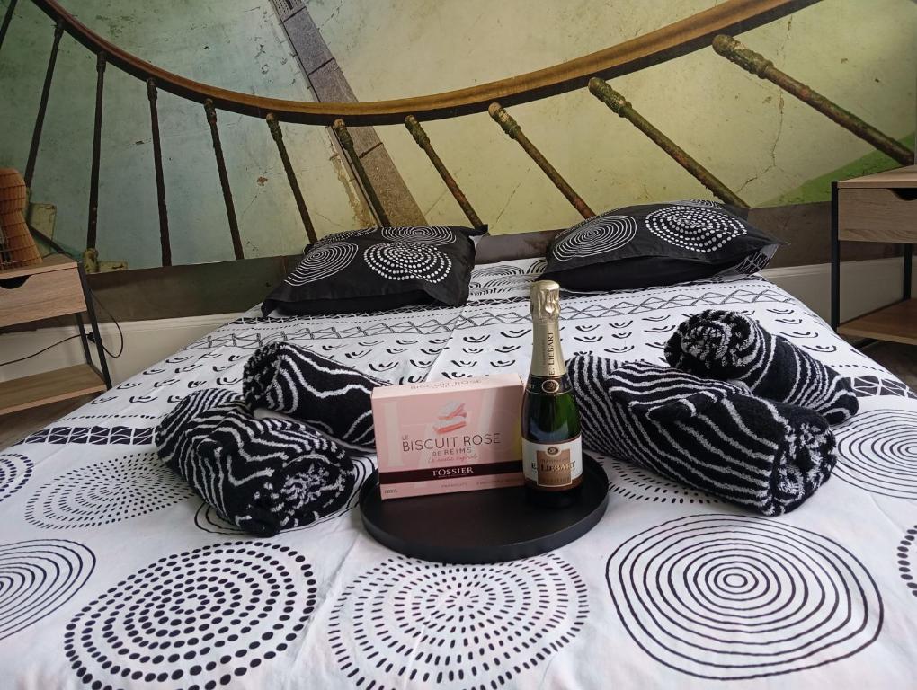 Postel nebo postele na pokoji v ubytování la loge sparnacienne