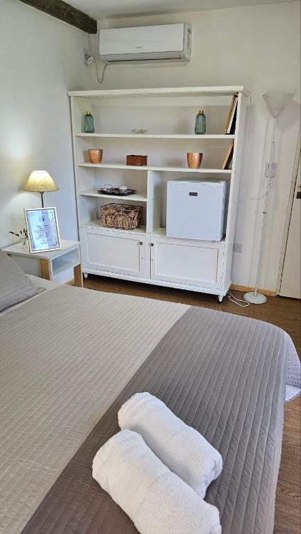 una camera con letto e mensola bianca di Esperanza Suites a Yerba Buena