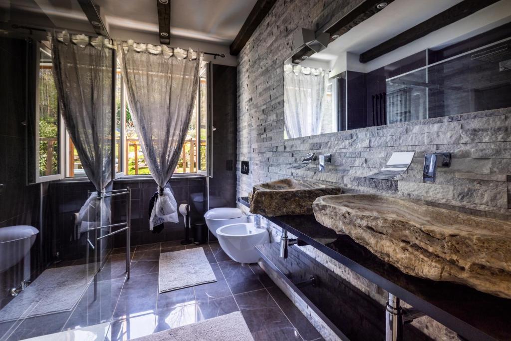 Koupelna v ubytování k10 Luxury House, Pool, Jacuzzi, Gym, Private Garden